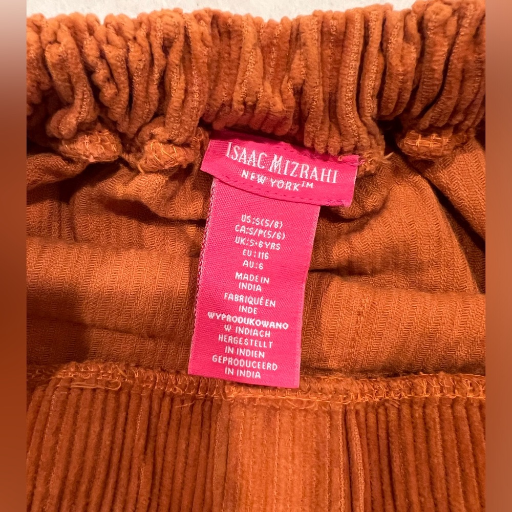 🔆 Bundle items 6 for $30
Isaac Mizrahi girls corduroy skirt. - Picture 3 of 3